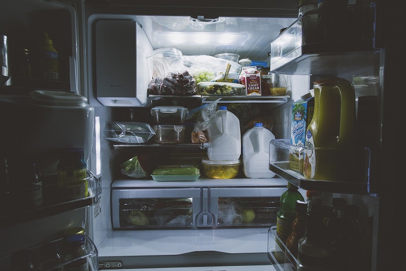Ett kylskåp fylld med mat och dryck