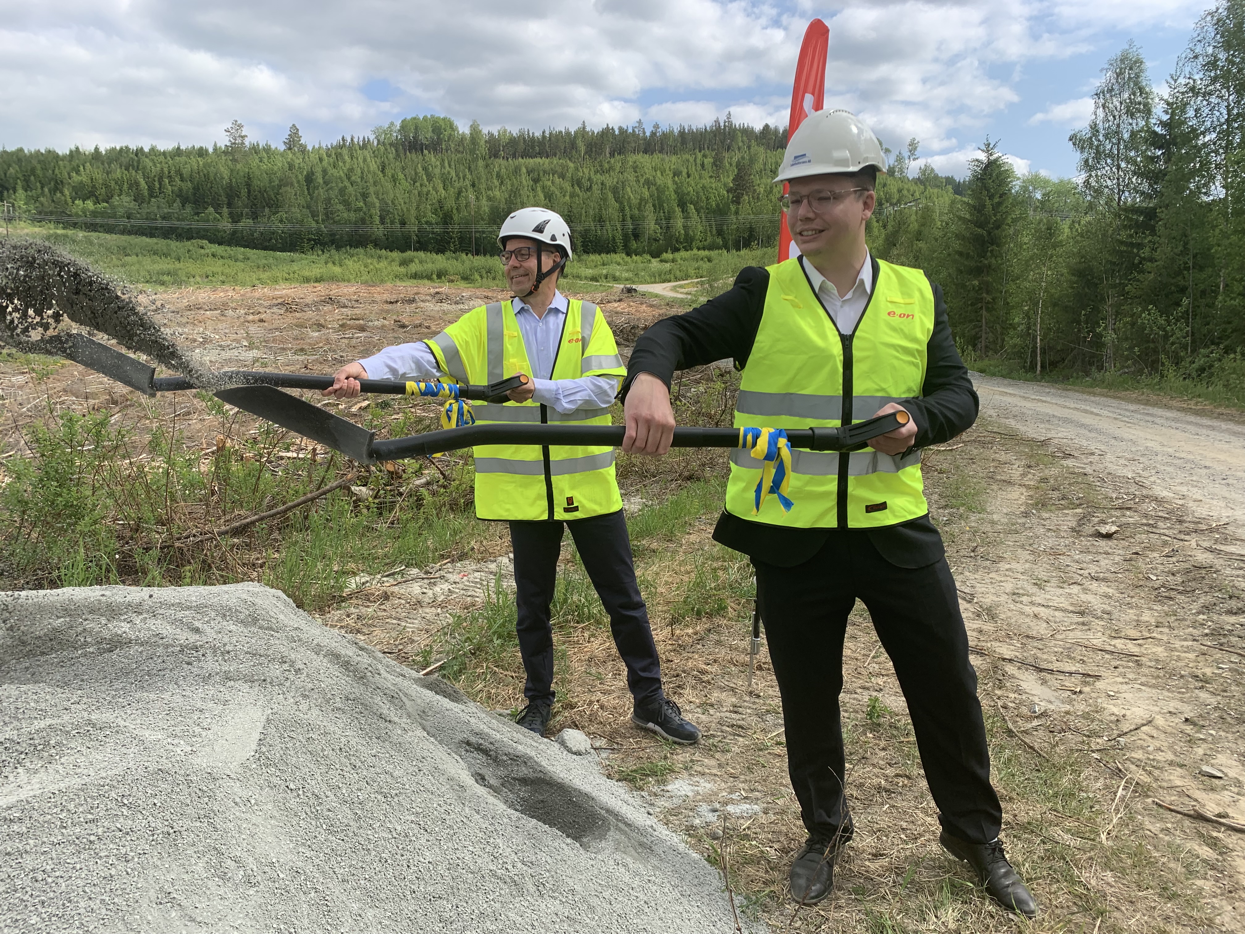 Martin Höhler och Johan Andersson tar det första spadtaget