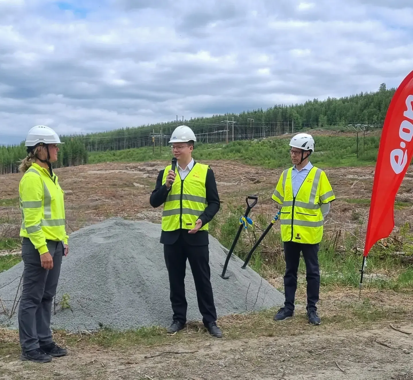 Första spadtaget i Nässe, Långsele för en ny stamnätstation Lena Berglund, Martin Höhler E.ON samt Johans Andersson Sollefteå kommun 