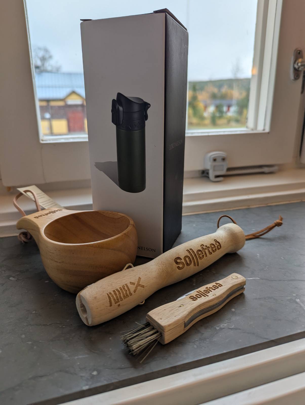 Svampkniv, grillpinne, kåsa med Sollefteås plattsvarumärke.