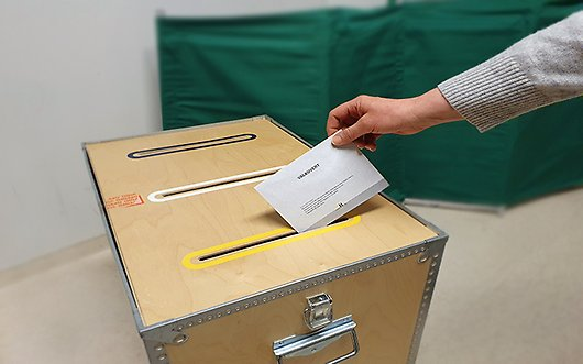 Bild på många valsedlar/band som ligger på ett bord