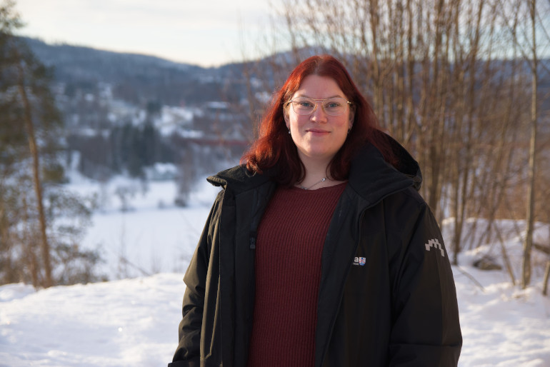 En person står framför Ångermanälven