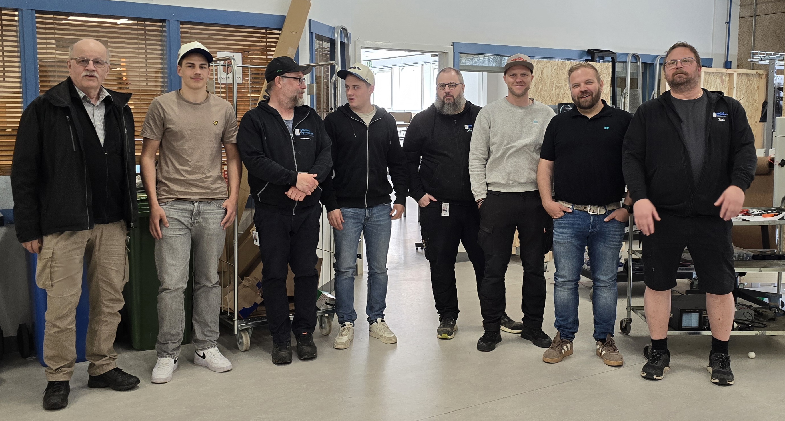 Emil Lassen Häggblad tillsammans med företagsrepresentanter, lärare och övrigt uppmärksammad student vid årets uppmärksammande av avgångseleverna på El- och energiprogrammet.