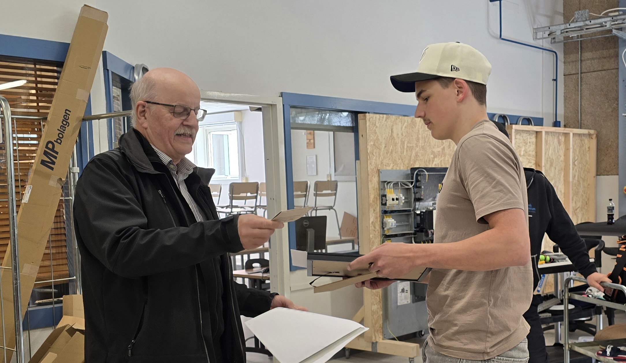 Ordförande Ingemar Jonsson överlämnar Energidalens utmärkelse till Emil Lassen Häggblad.
