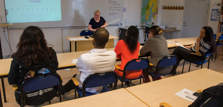 En lärare undervisar för elever i ett klassrum