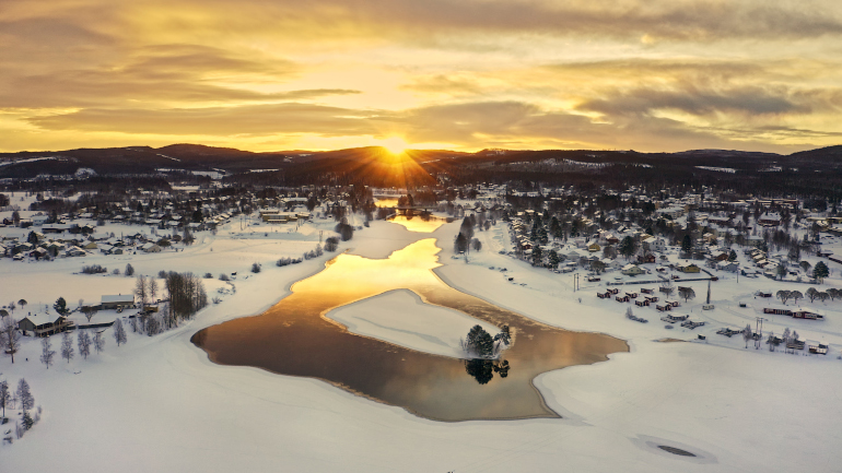 Solen går ner över ett vintervitt Långsele