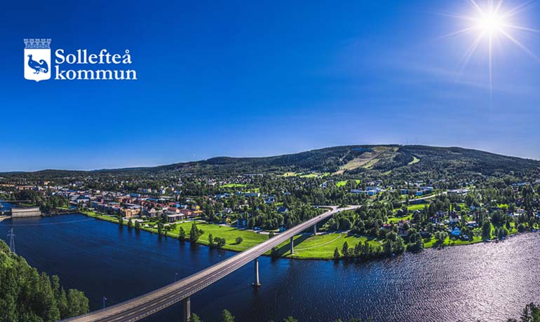 från drönare visar Kraftverket, Ångermanland älven och Hallstaberget i sommar tid.