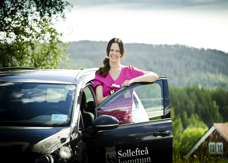 Sjuksköterska vid bil med loggan Sollefteå kommun