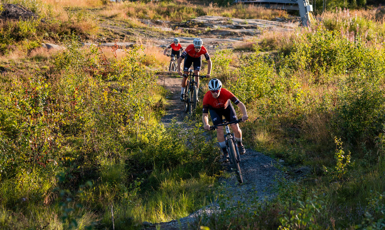 3 cyklistar cyklar på XC-led Hallsta