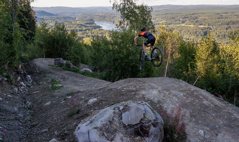 Cyklist cyklar på XC-led Hallsta