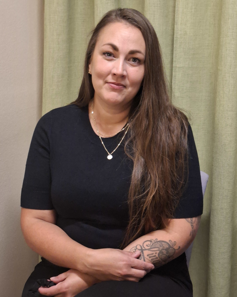 Porträtt av kvinna framför en grön bakgrund