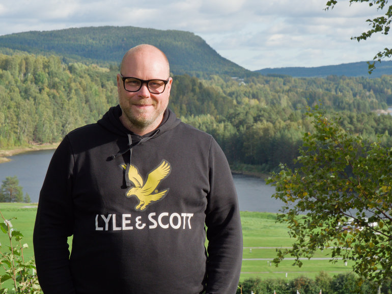 En man står framför utsikt mot Multråberget