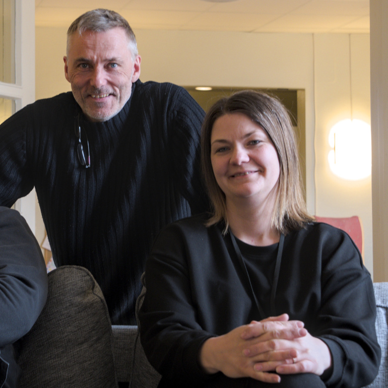 En man och en kvinna i svarta kläder